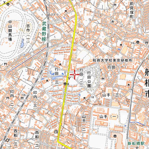現在の同じ場所の地図。行田公園を中心に、かつての円形の敷地の名残をたどれる道路網が広がる